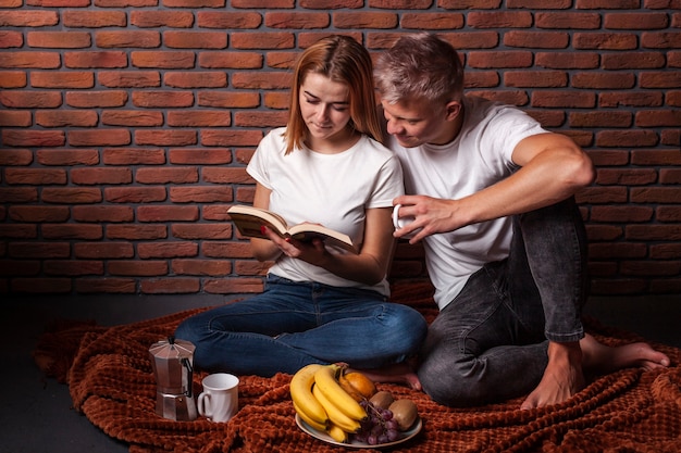 Gratis foto vooraanzicht man en vrouw samen lezen van een boek