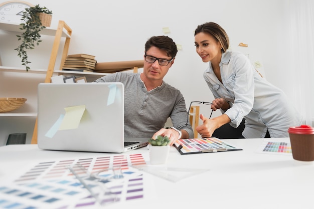 Gratis foto vooraanzicht man iets op laptop tonen aan zijn collega