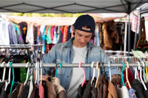 Vooraanzicht man kijken naar kleding