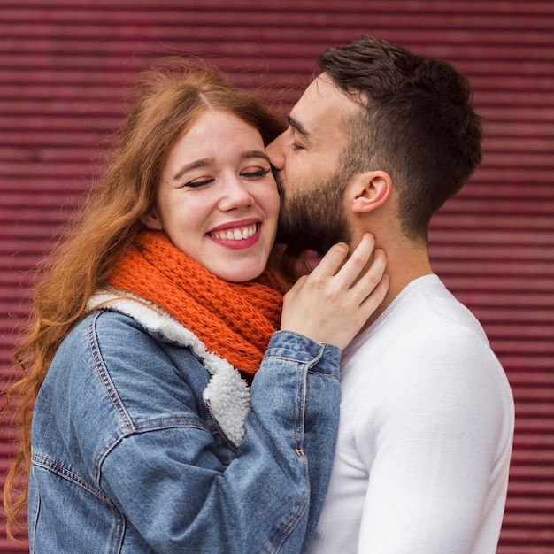 Vooraanzicht man kussen schattig vriendin