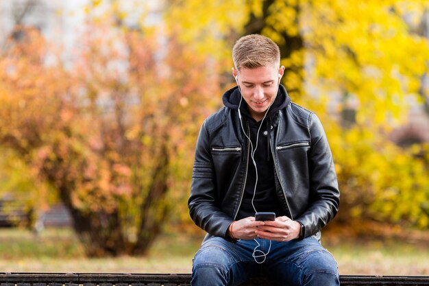 Vooraanzicht man luisteren naar muziek op oortelefoons