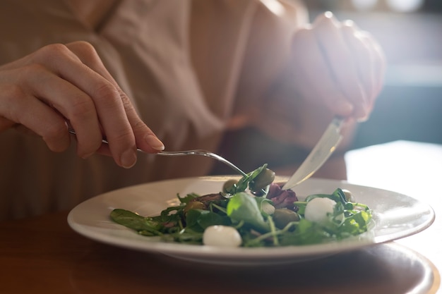 Vooraanzicht man lunchen in restaurant