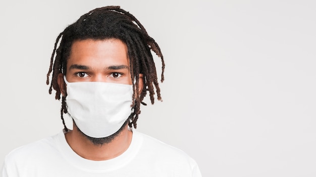 Gratis foto vooraanzicht man met beschermend masker