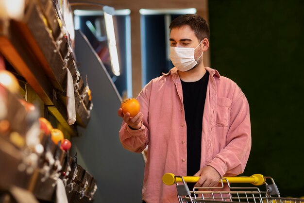 Gratis foto vooraanzicht man met fruit