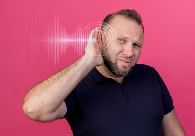 Gratis foto vooraanzicht man met gehoorproblemen