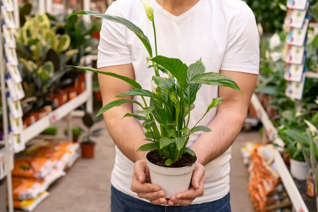 Vooraanzicht man met kamerplant