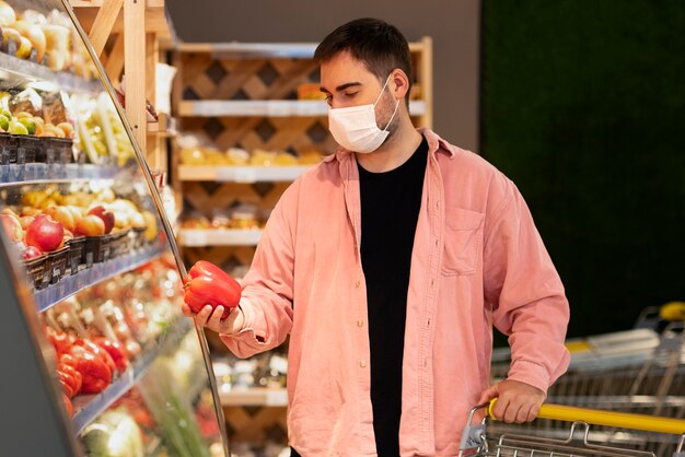 Vooraanzicht man met paprika