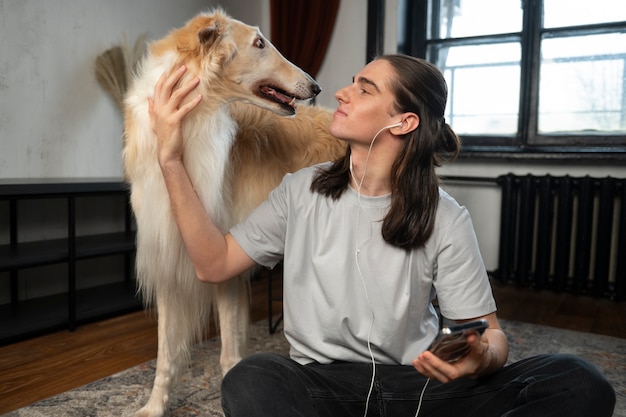 Gratis foto vooraanzicht man met schattige windhondhond