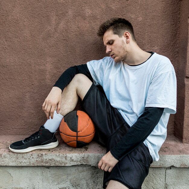 Vooraanzicht man ontspannen met een basketbal