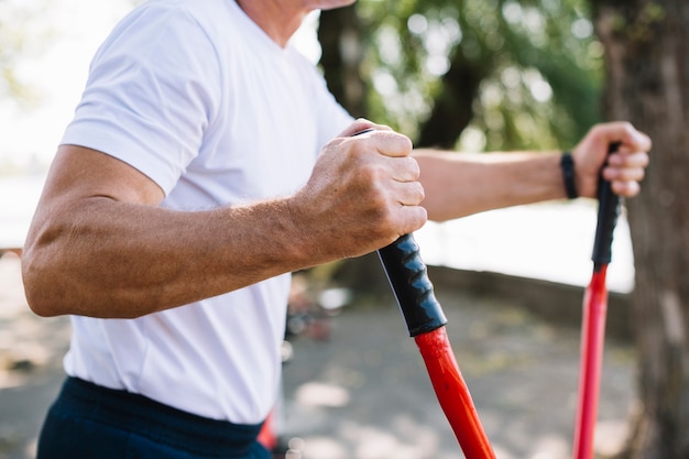 Vooraanzicht man op stepper werken