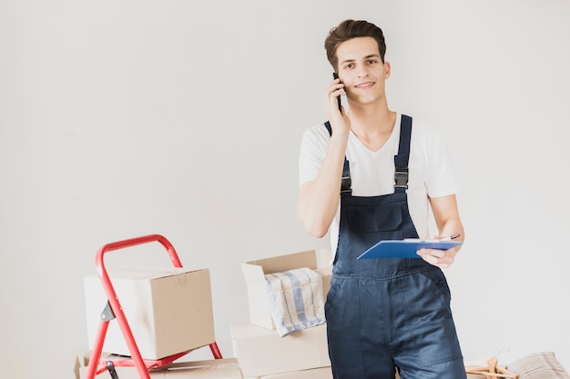 Gratis foto vooraanzicht man praten aan de telefoon