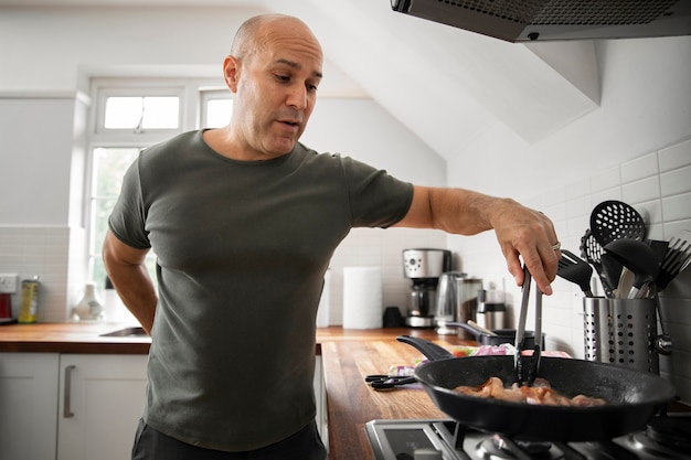 Vooraanzicht man thuis koken