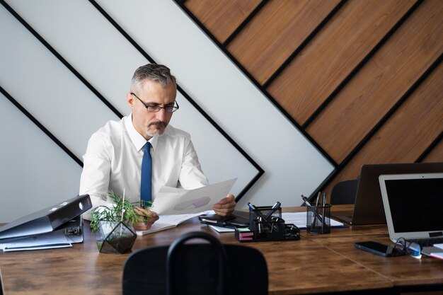 Vooraanzicht man zit aan bureau