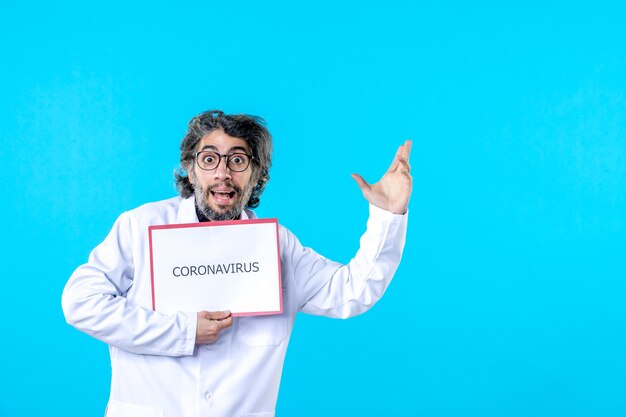 Vooraanzicht mannelijke arts die coronavirus vasthoudt