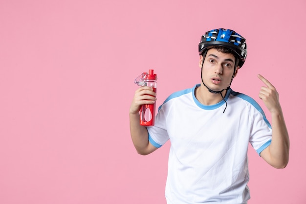 Vooraanzicht mannelijke atleet in sportkleding met helm en fles water