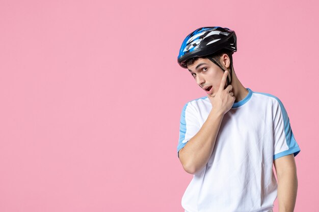 Vooraanzicht mannelijke atleet in sportkleding met helm