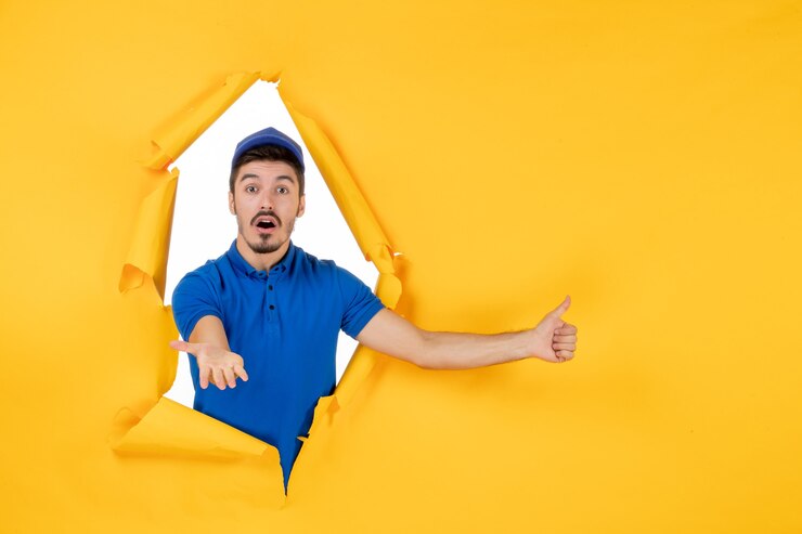 Gratis Foto vooraanzicht mannelijke koerier in blauw uniform op gele ruimte
