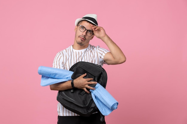 Vooraanzicht mannelijke toerist met zijn rugzak op lichtroze muur emotie kleur toerist