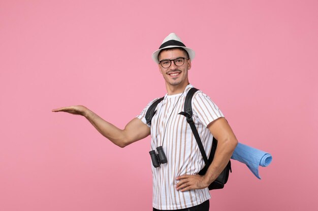 Vooraanzicht mannelijke toerist met zijn rugzak op roze bureau kleur emotie toerist