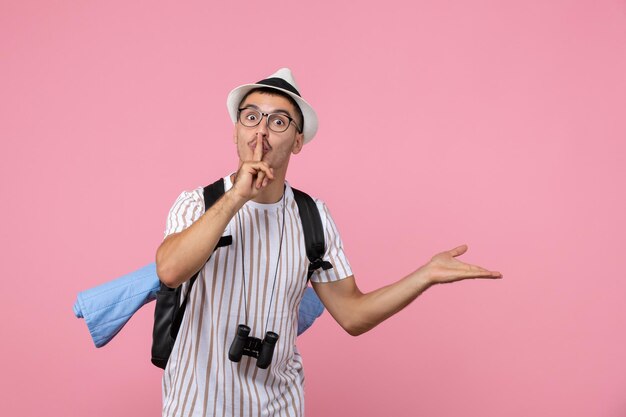 Vooraanzicht mannelijke toerist poseren met rugzak op de roze muur emotie toeristische kleur