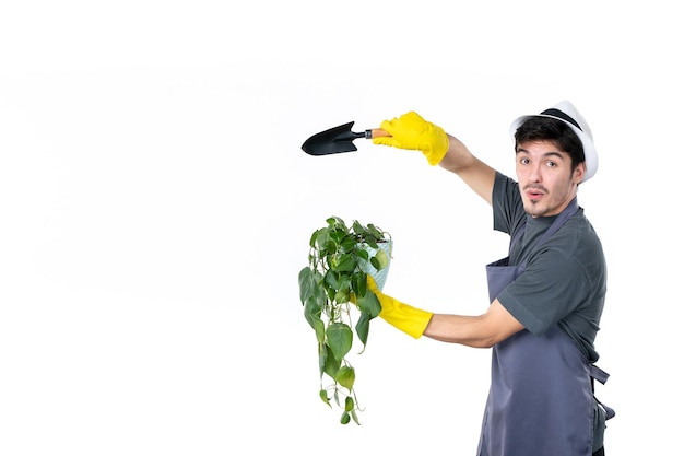 Vooraanzicht mannelijke tuinman die zorgt voor kleine plant in pot op de witte achtergrond werk grond boom bloem gras baan kleur tuin struik