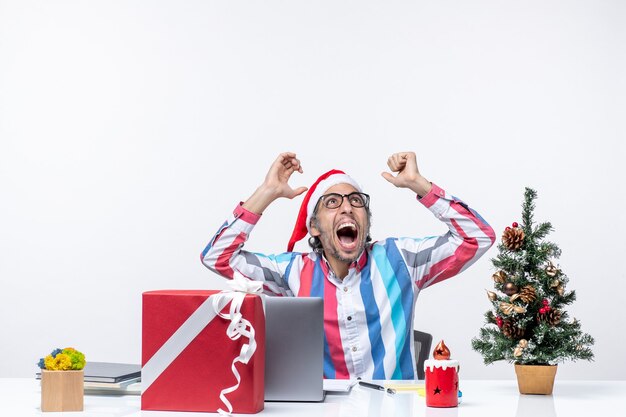 Vooraanzicht mannelijke werknemer zittend op zijn werkplek schreeuwende kantoorbaan kerst zakelijke emotie