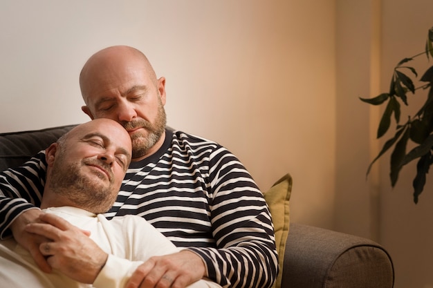 Vooraanzicht mannen die elkaar vasthouden