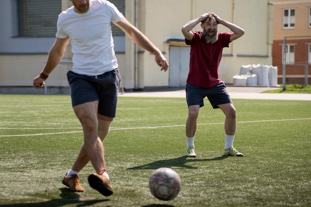 Gratis foto vooraanzicht mannen voetballen