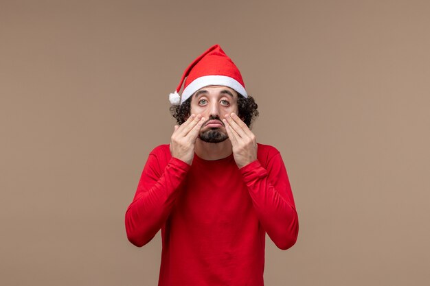 Vooraanzicht mannetje in rood met droevig gezicht op bruine achtergrond vakantie emotie kerstmis