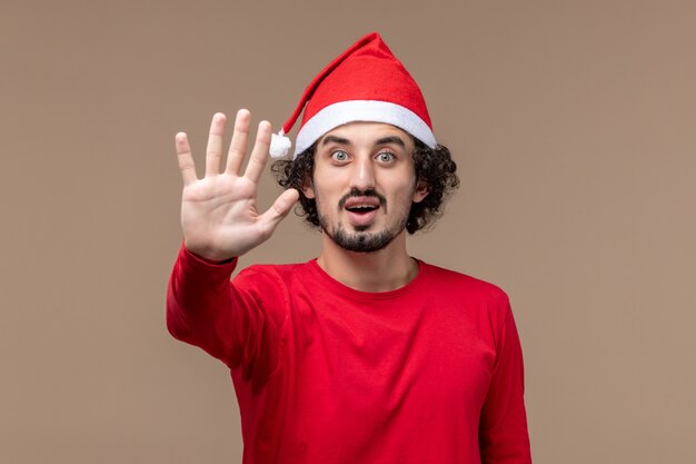 Vooraanzicht mannetje in rood nummer op de bruine achtergrond vakantie emotie kerst