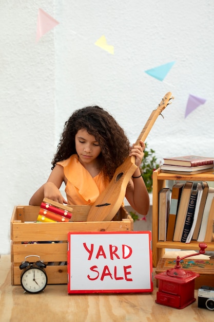 Gratis foto vooraanzicht meisje bij garage sale