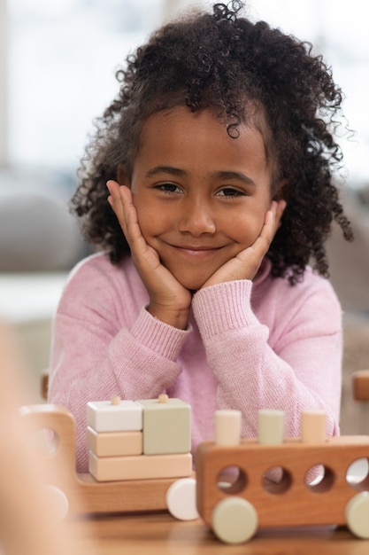 Vooraanzicht meisje kind spelen met eco speelgoed