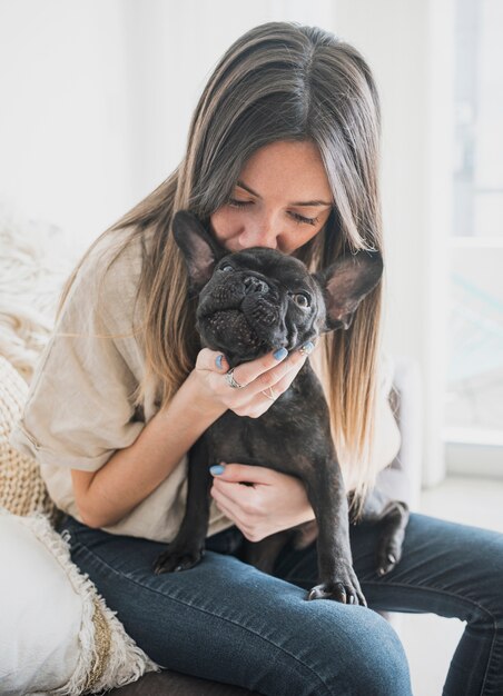 Vooraanzicht meisje kuste haar hondje