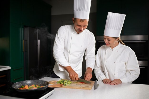 Gratis foto vooraanzicht mensen die samen koken