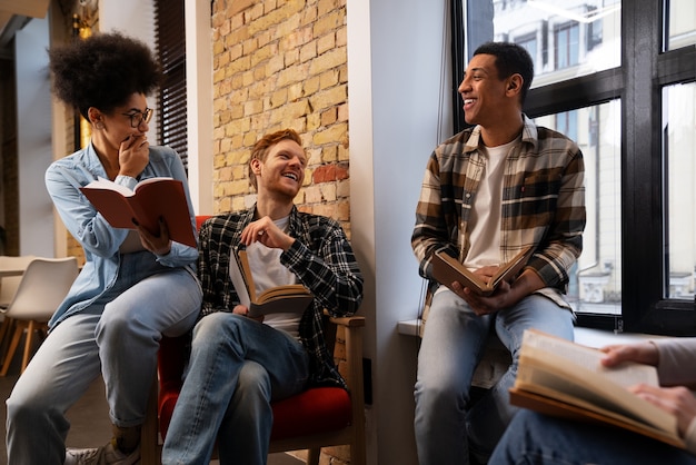 Vooraanzicht mensen die samen lezen