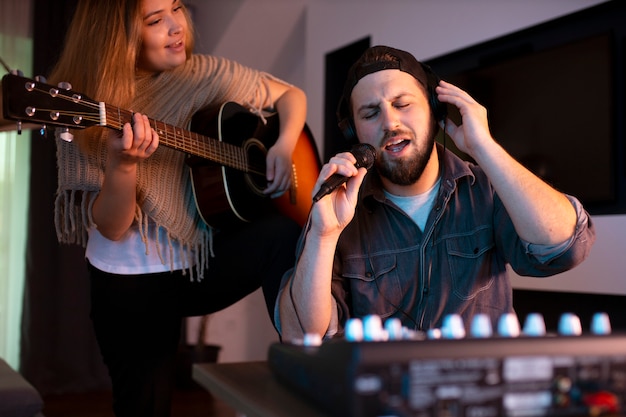 Vooraanzicht mensen die samen muziek maken