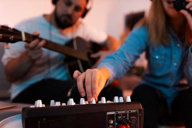 Gratis foto vooraanzicht mensen die samen muziek maken