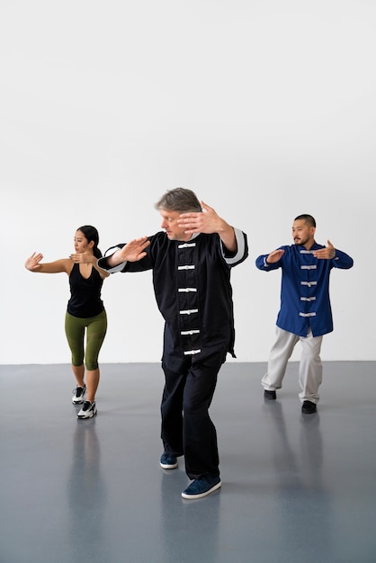 Vooraanzicht mensen die samen tai chi beoefenen