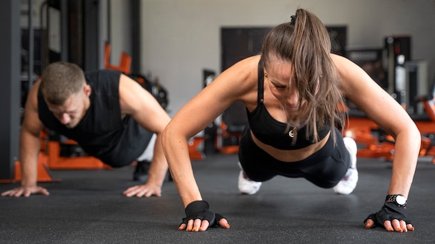 Gratis foto vooraanzicht mensen die samen trainen