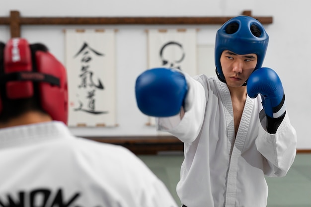 Vooraanzicht mensen die taekwondo beoefenen