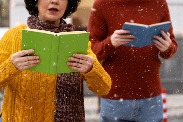 Gratis foto vooraanzicht mensen met boeken