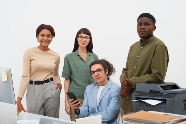 Vooraanzicht mensen poseren op het werk