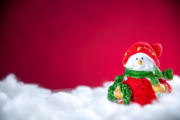 Vooraanzicht mini sneeuwpop op rode achtergrond