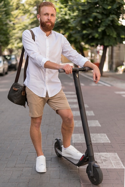 Vooraanzicht moderne man op scooter buiten