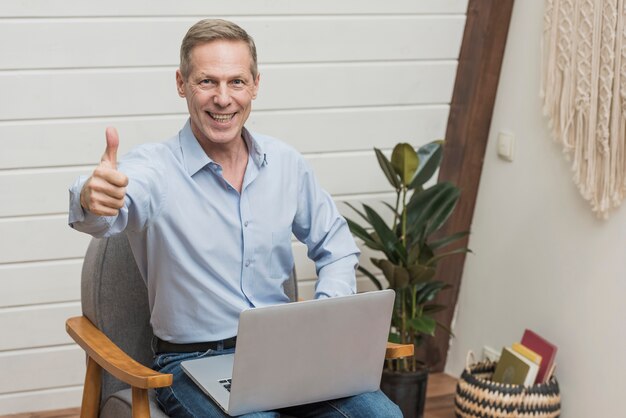 Vooraanzicht moderne senior man met een laptop