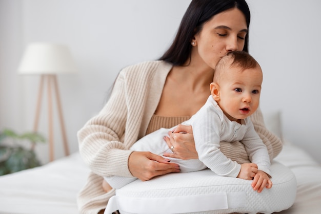 Gratis foto vooraanzicht moeder die pasgeboren baby houdt