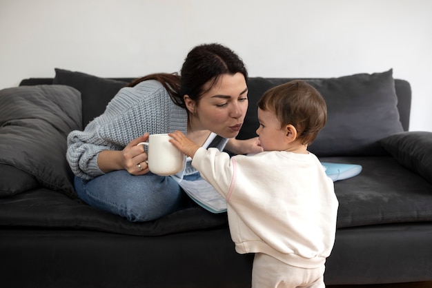 Vooraanzicht moeder kussende baby