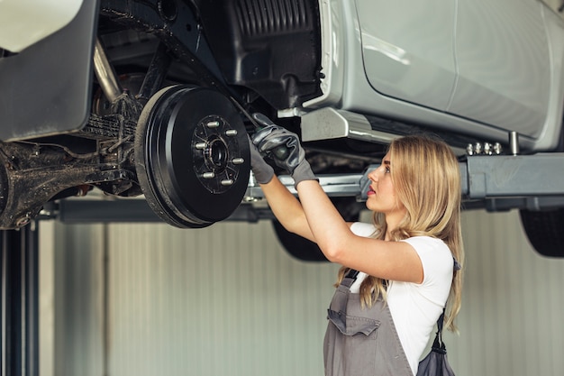 Vooraanzicht monteur vrouwelijke vaststelling auto