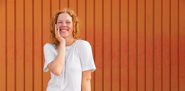 Vooraanzicht mooi jong meisje glimlachen