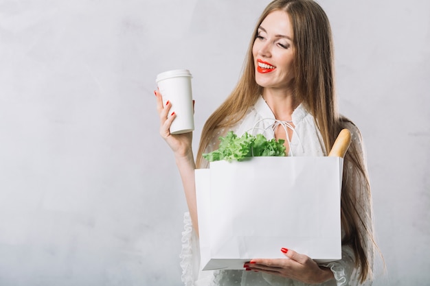 Gratis foto vooraanzicht mooi meisje met boodschappen